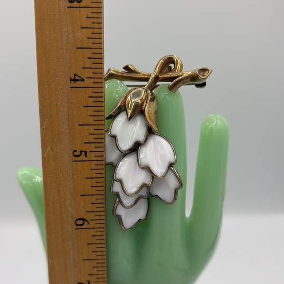 Trifari Brooch/Pendant with Molded Glass Leaves - Picture 3 of 8